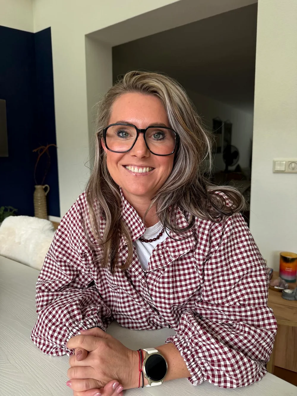 Madelon van Leenders, lachend aan tafel